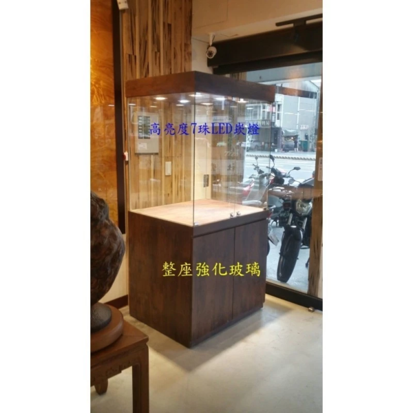 tw-11134201-7r98w-lw5v4gluq96p95@resize_w900_nl.webp 19-全強化高亮度LED精品展示櫃