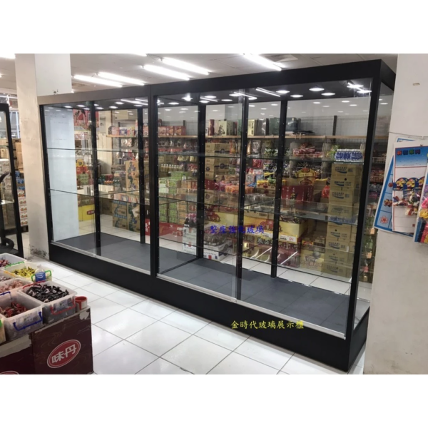 05-訂製大型精品展示櫃
