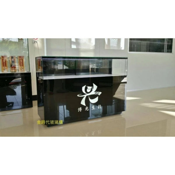 tw-11134201-7r990-lw5v3zl7mrpaa1@resize_w900_nl.webp 08-訂製全強化烤漆玻璃LED精品櫃